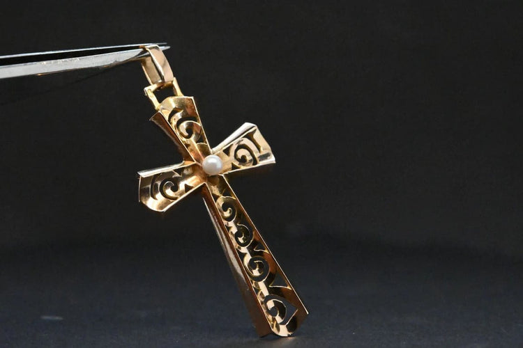 Pendentif Pendentif croix ajourée en or jaune 18 carats et perle 58 Facettes