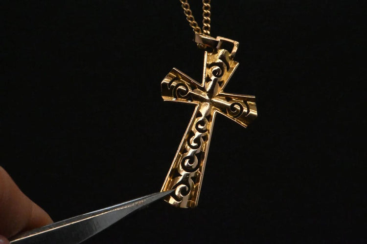 Pendentif Pendentif croix ajourée en or jaune 18 carats et perle 58 Facettes