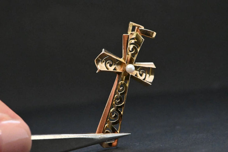 Pendentif Pendentif croix ajourée en or jaune 18 carats et perle 58 Facettes