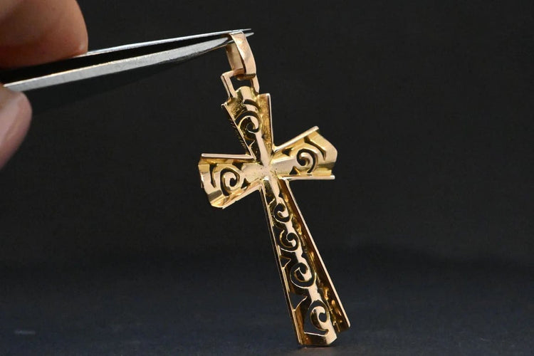 Pendentif Pendentif croix ajourée en or jaune 18 carats et perle 58 Facettes