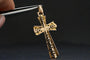 Pendentif Pendentif croix ajourée en or jaune 18 carats et perle 58 Facettes