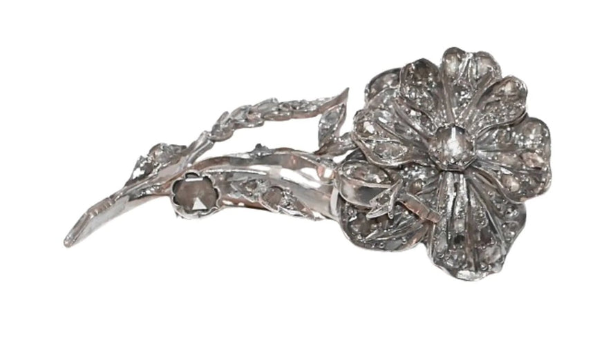 Broche F. Hardy - Broche fleur en or blanc 18 carats et diamants 58 Facettes