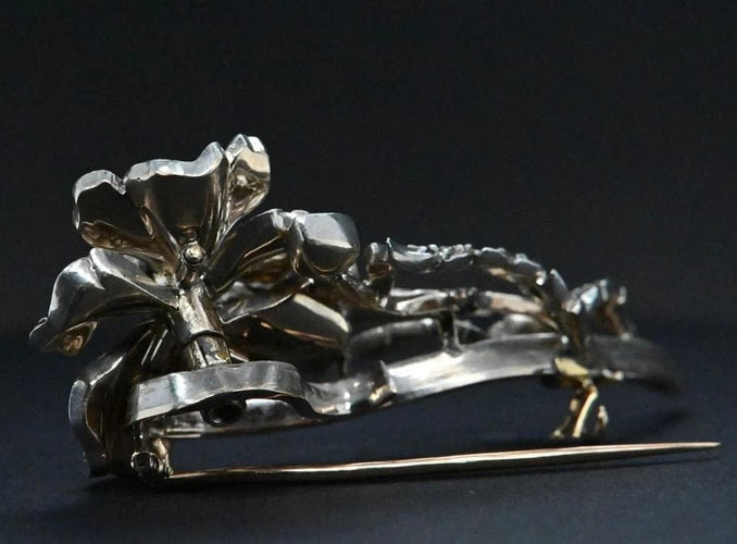 Broche F. Hardy - Broche fleur en or blanc 18 carats et diamants 58 Facettes