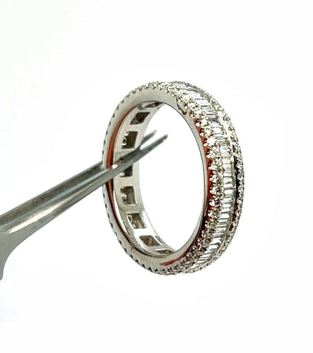 Bague 53.8 Alliance en or blanc 18 carats et diamants 58 Facettes