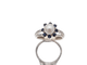 Bague 52 Bague marguerite vintage en or blanc 18 carats, perle et saphirs 58 Facettes