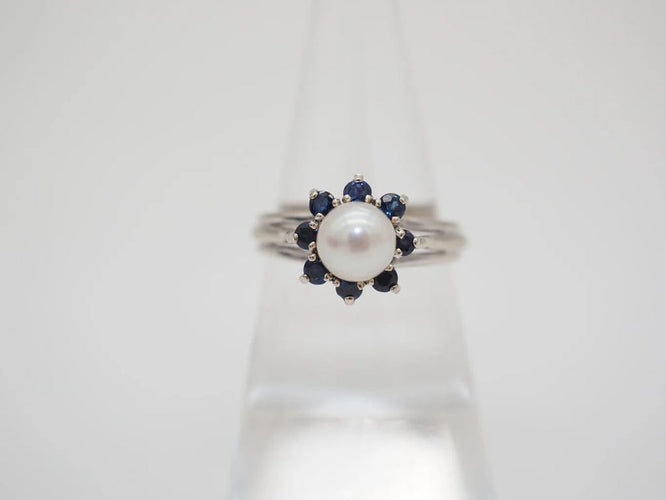 Bague 52 Bague marguerite vintage en or blanc 18 carats, perle et saphirs 58 Facettes