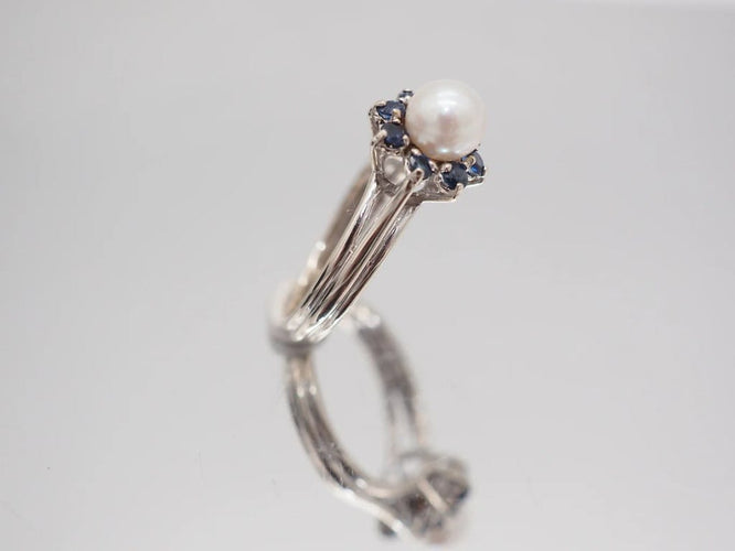 Bague 52 Bague marguerite vintage en or blanc 18 carats, perle et saphirs 58 Facettes
