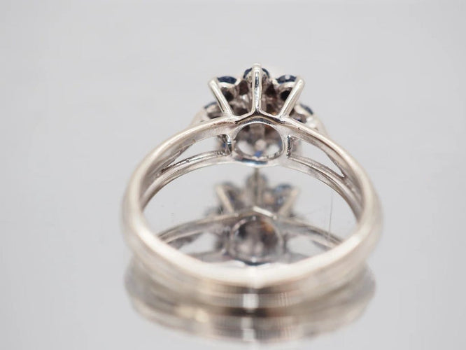 Bague 52 Bague marguerite vintage en or blanc 18 carats, perle et saphirs 58 Facettes