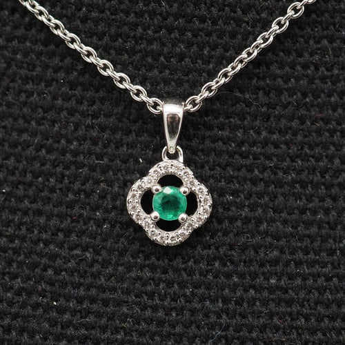 Pendentif Pendentif trèfle en or blanc 18 carats avec émeraude et diamants 58 Facettes