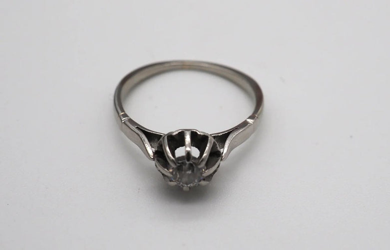 Bague 53 Bague en or blanc 750 avec diamant, taille 53 58 Facettes