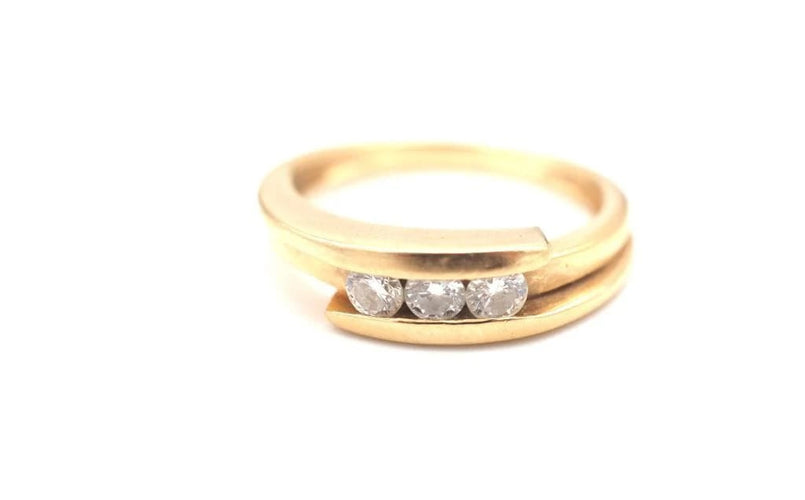 Bague 54 Bague en or jaune 750 et trois diamants 58 Facettes