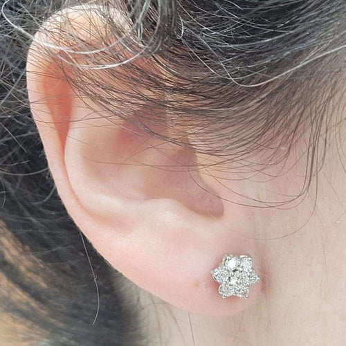 Boucles d'oreilles Boucles d’oreilles en or blanc 18 carats et diamants 58 Facettes PE46