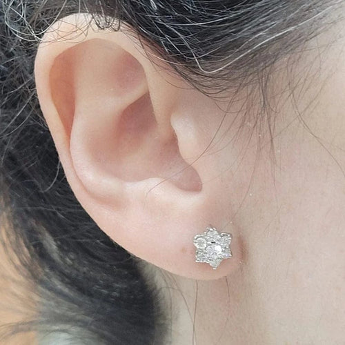 Boucles d'oreilles Boucles d’oreilles en or blanc 18 carats et diamants 58 Facettes PE70