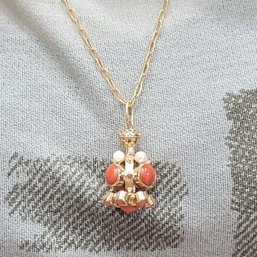 Pendentif Pendentif en or jaune 18 carats avec corail et perles Akoya 58 Facettes SREFCORPER