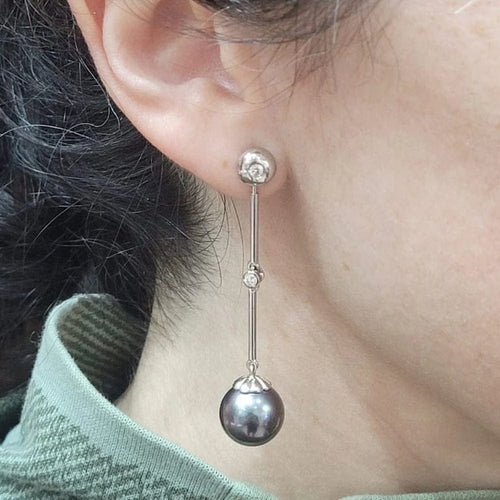 Boucles d'oreilles Boucles d’oreilles en or blanc 18 carats, perles de Tahiti et diamants 58 Facettes T016PE754