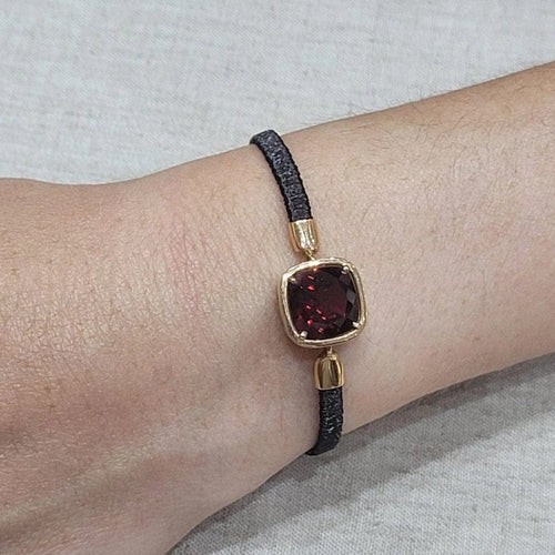Bracelet Bracelet en or jaune 18 carats et grenat 58 Facettes P176