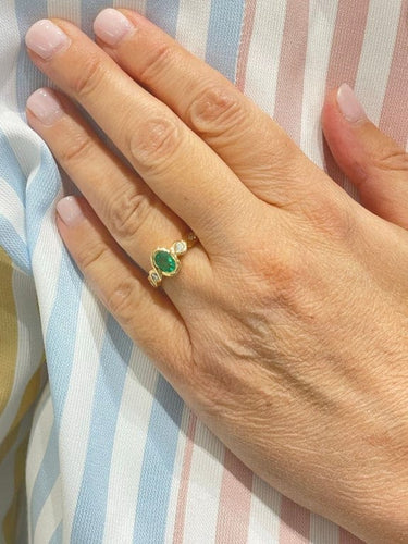 Bague 51 Bague en or jaune 18 carats avec émeraude ovale et diamants 58 Facettes