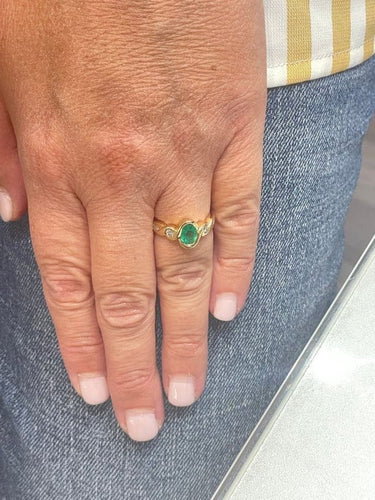 Bague 51 Bague en or jaune 18 carats avec émeraude ovale et diamants 58 Facettes