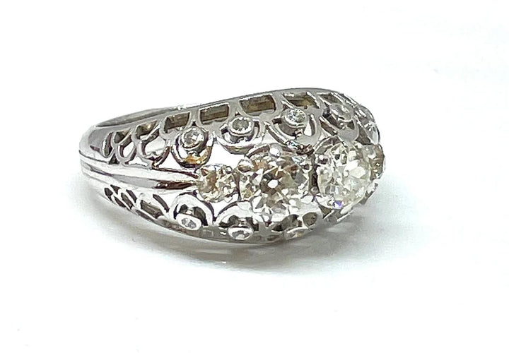 Bague 60 Bague ancienne ajourée en or blanc 18 carats et diamants 58 Facettes