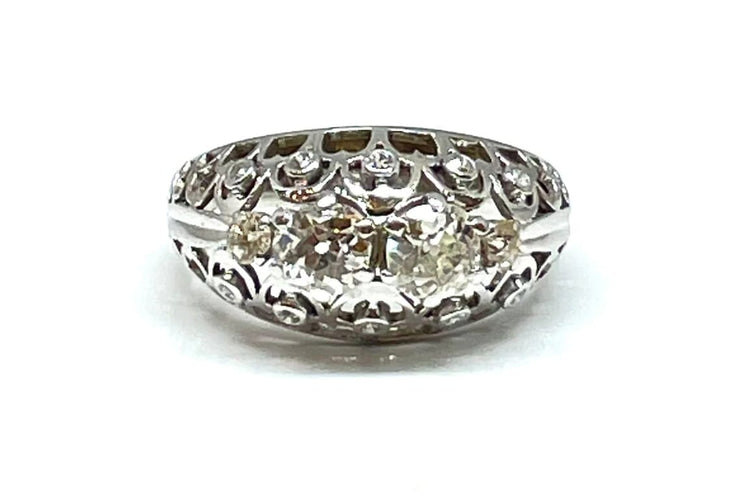 Bague 60 Bague ancienne ajourée en or blanc 18 carats et diamants 58 Facettes