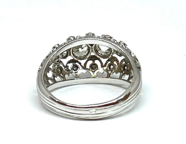 Bague 60 Bague ancienne ajourée en or blanc 18 carats et diamants 58 Facettes