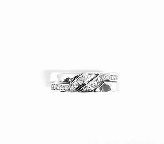 Bague 49 Bague entrelacée en or blanc 18 carats et diamants 58 Facettes