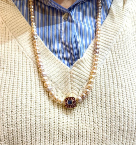Collier Sautoir en perles baroques avec motif en or jaune 18 carats, saphir et grenats 58 Facettes