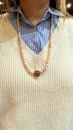 Collier Sautoir en perles baroques avec motif en or jaune 18 carats, saphir et grenats 58 Facettes