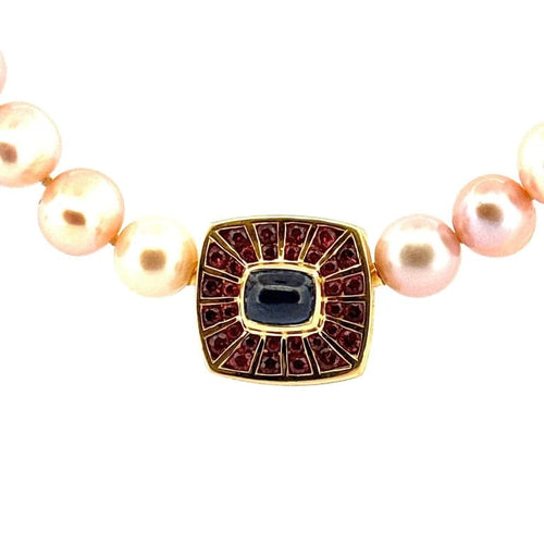 Collier Sautoir en perles baroques avec motif en or jaune 18 carats, saphir et grenats 58 Facettes