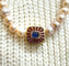 Collier Sautoir en perles baroques avec motif en or jaune 18 carats, saphir et grenats 58 Facettes