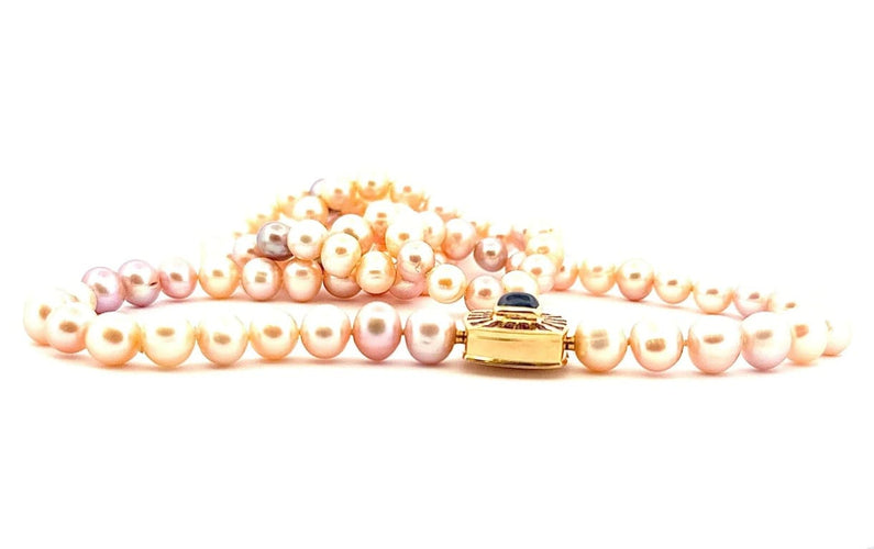 Collier Sautoir en perles baroques avec motif en or jaune 18 carats, saphir et grenats 58 Facettes