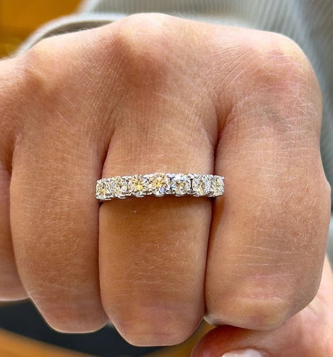 Bague 64 Demi-alliance - Bague en or blanc 18 carats et diamants 58 Facettes