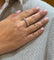 Bague 64 Demi-alliance - Bague en or blanc 18 carats et diamants 58 Facettes