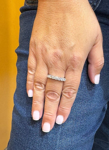 Bague 64 Demi-alliance - Bague en or blanc 18 carats et diamants 58 Facettes