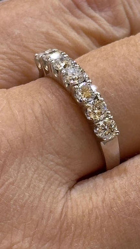 Bague 64 Demi-alliance - Bague en or blanc 18 carats et diamants 58 Facettes