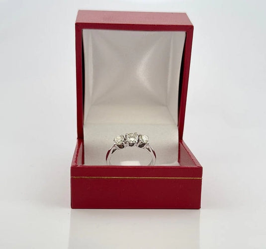 Bague 53 Alliance trilogie vintage en or blanc 18 carats et diamants 58 Facettes