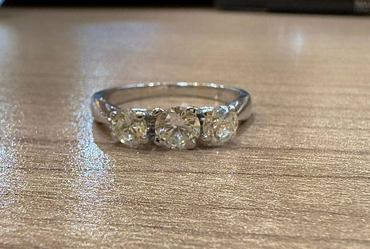 Bague 53 Alliance trilogie vintage en or blanc 18 carats et diamants 58 Facettes
