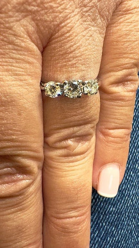 Bague 53 Alliance trilogie vintage en or blanc 18 carats et diamants 58 Facettes
