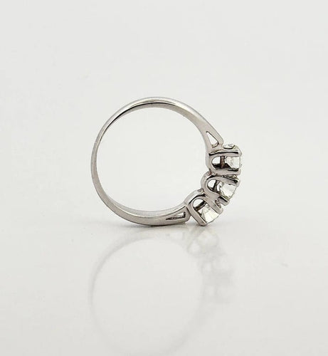 Bague 53 Alliance trilogie vintage en or blanc 18 carats et diamants 58 Facettes