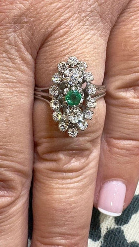 Bague 54 Bague marquise ancienne en or blanc 18 carats, diamants et émeraude 58 Facettes