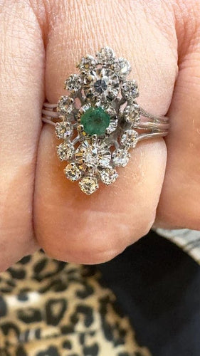 Bague 54 Bague marquise ancienne en or blanc 18 carats, diamants et émeraude 58 Facettes