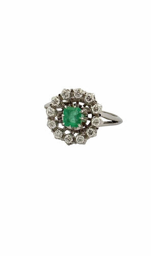 Bague 55 Bague ancienne en or blanc, diamants et émeraude 58 Facettes