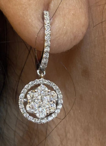 Boucles d'oreilles Boucles d’oreilles fleurs pendantes en or blanc 18 carats et diamants 58 Facettes