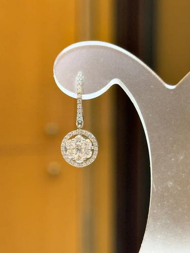 Boucles d'oreilles Boucles d’oreilles fleurs pendantes en or blanc 18 carats et diamants 58 Facettes