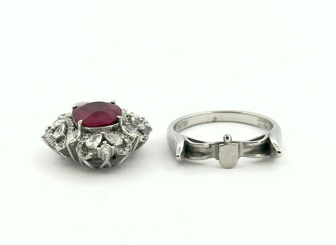 Pendentif Bague transformable en pendentif en or blanc 18 carats rubis et diamants 58 Facettes