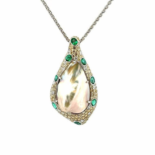 Collier Collier pendentif en or blanc 18 carats, mabé de Tahiti, émeraudes et diamants 58 Facettes