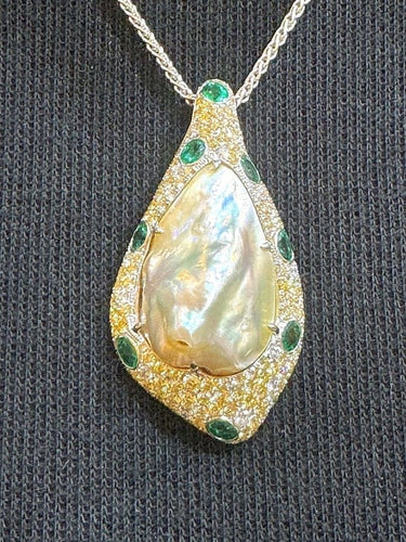 Collier Collier pendentif en or blanc 18 carats, mabé de Tahiti, émeraudes et diamants 58 Facettes
