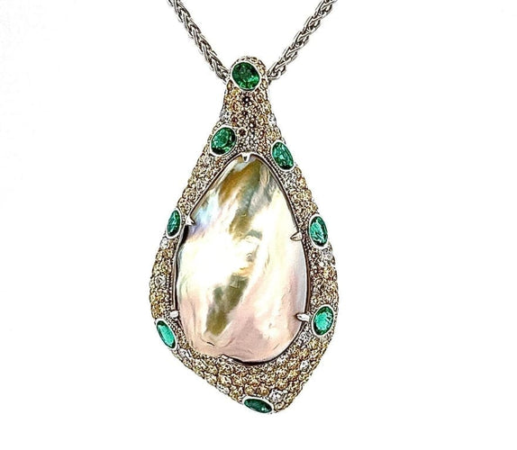 Collier Collier pendentif en or blanc 18 carats, mabé de Tahiti, émeraudes et diamants 58 Facettes