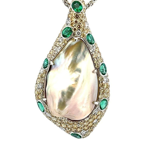 Collier Collier pendentif en or blanc 18 carats, mabé de Tahiti, émeraudes et diamants 58 Facettes