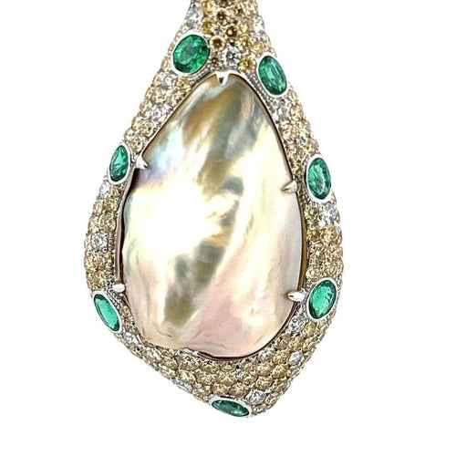 Collier Collier pendentif en or blanc 18 carats, mabé de Tahiti, émeraudes et diamants 58 Facettes